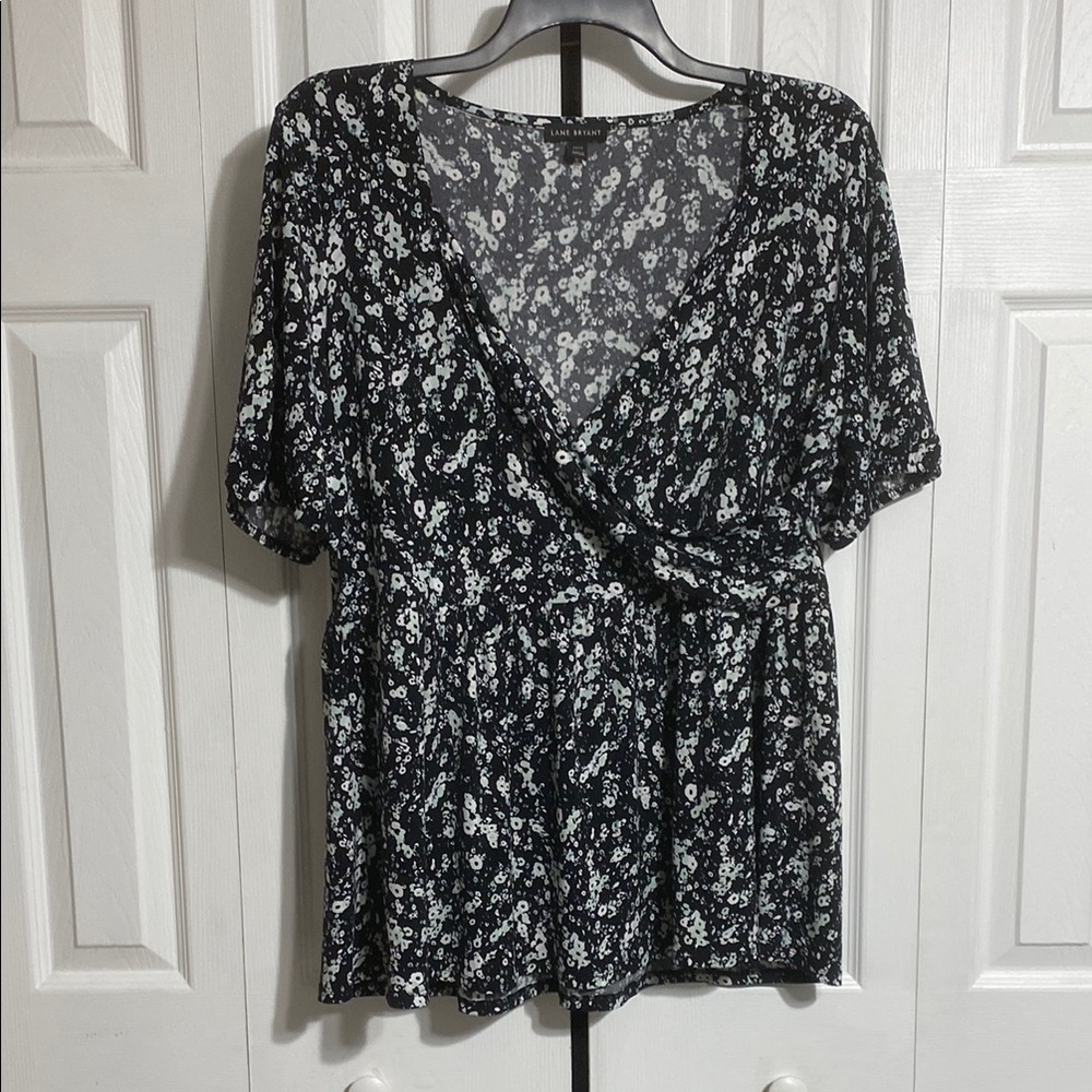 Lane Bryant black off white & pale green v-neck top shirt blouse size 18 / 20